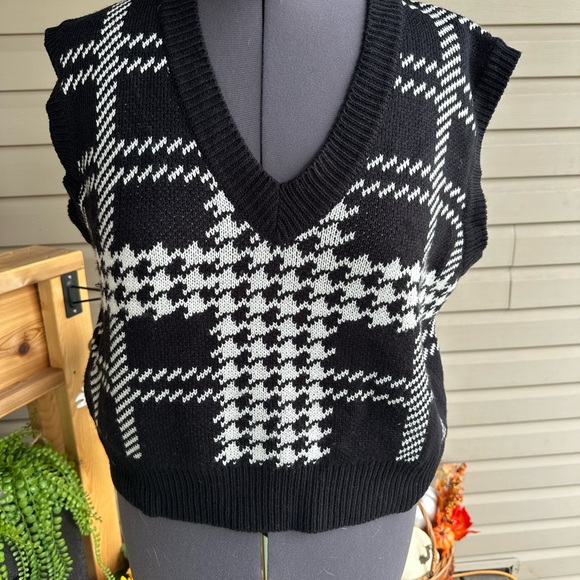 Oak and Fort sweater vest in size small - Picture 3 of 9